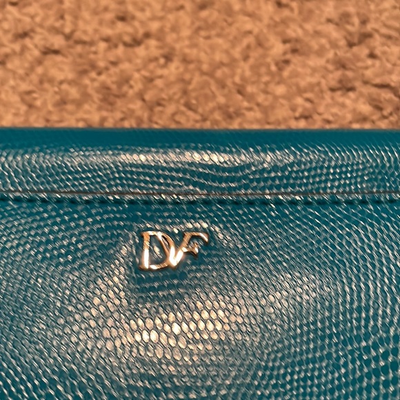 DVF teal emvbossed envelope clutch EUC!! - Picture 5 of 8